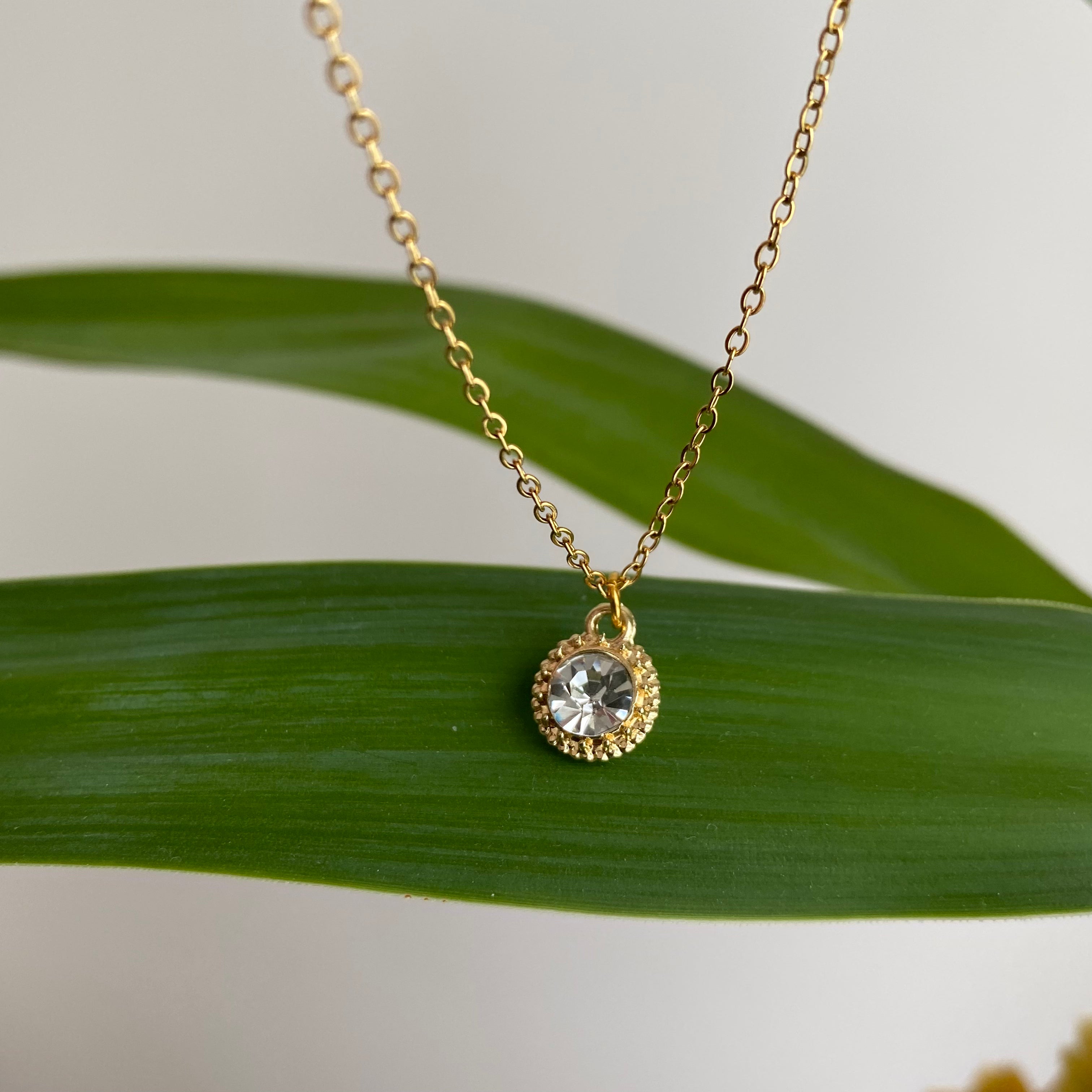 Gold Vintage Sparkle Pendant Necklace