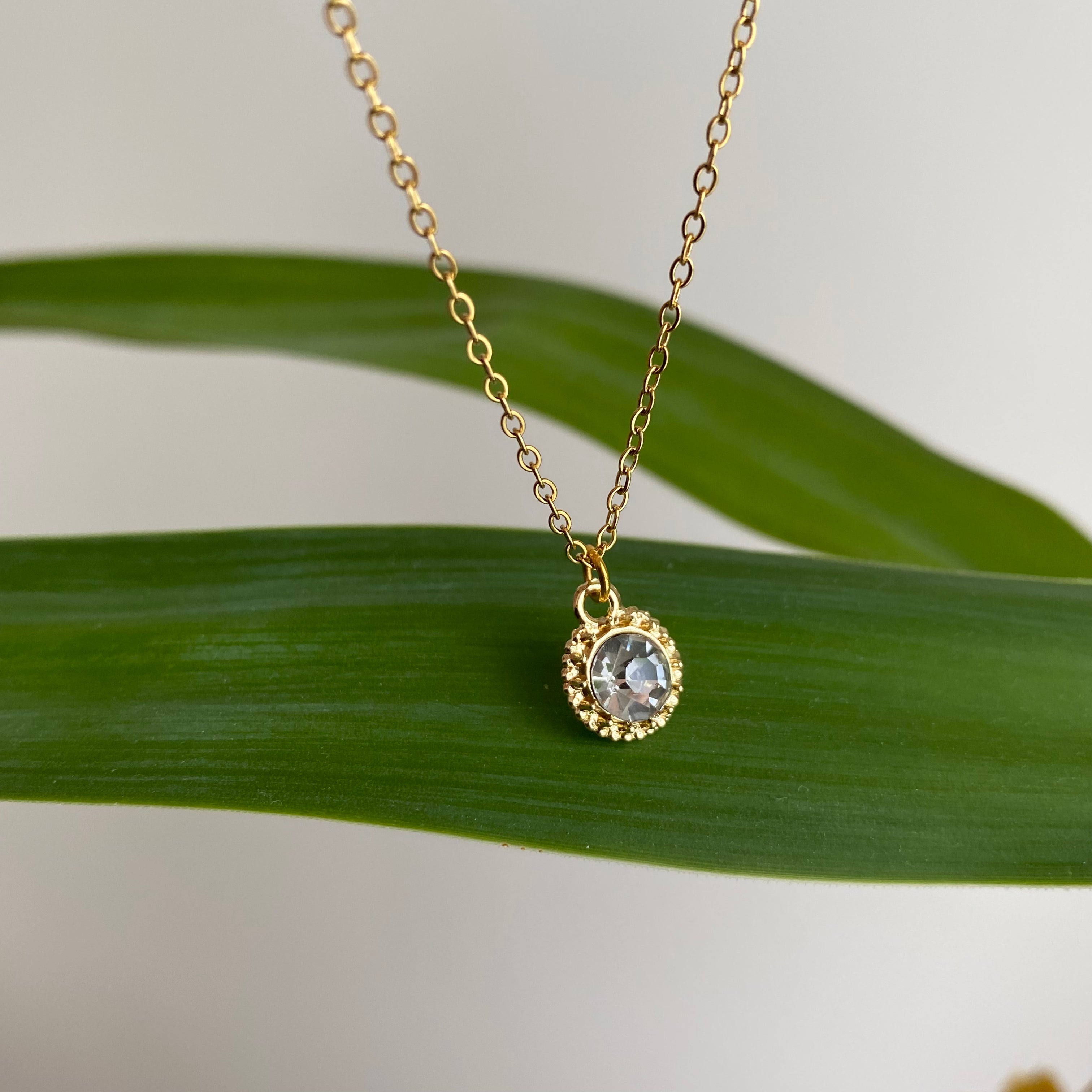 Gold Vintage Sparkle Pendant Necklace