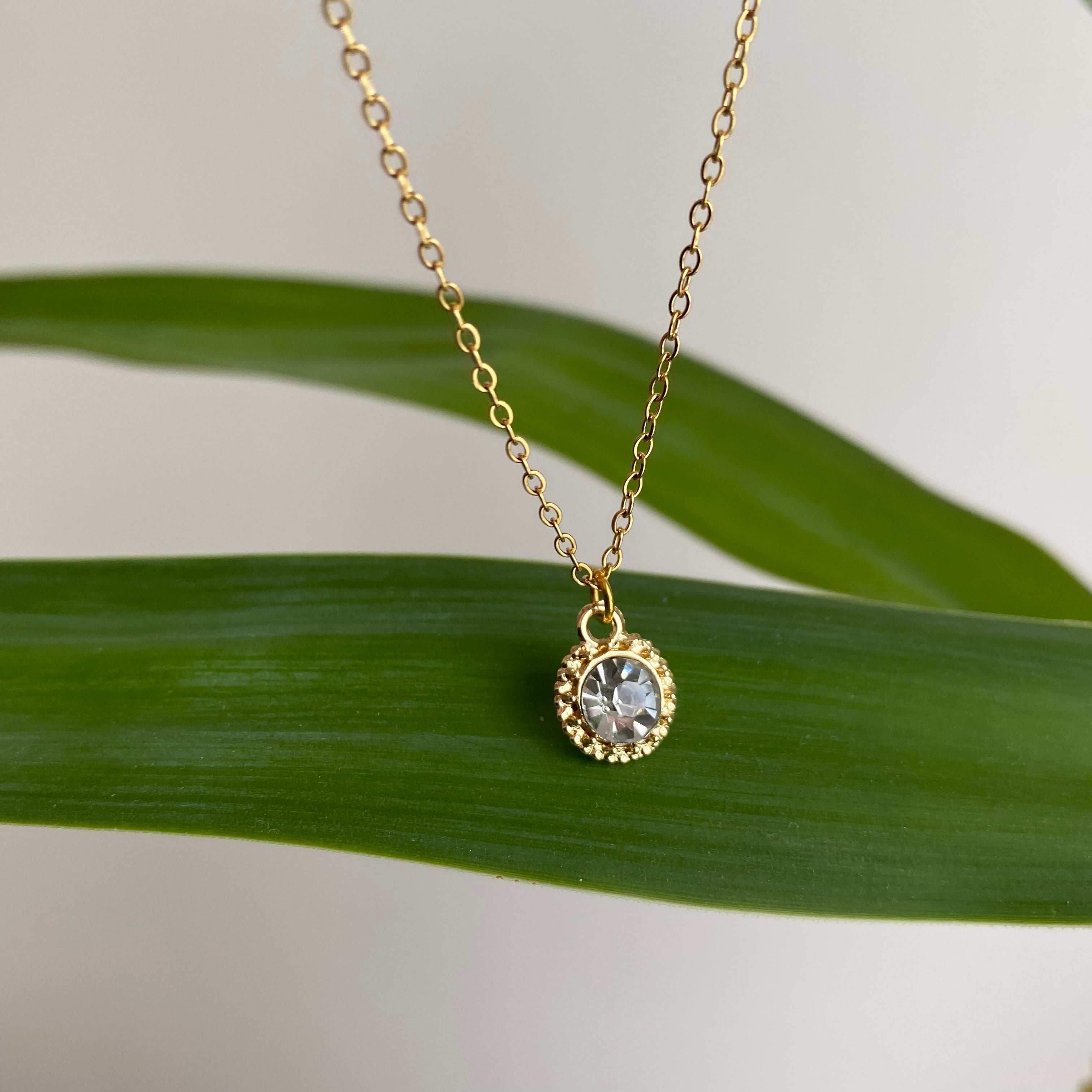 Gold Vintage Sparkle Pendant Necklace