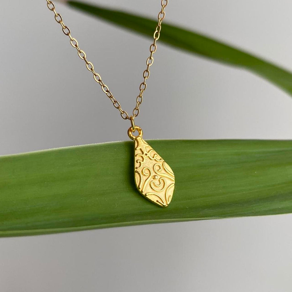 Elegant Swirl Gold Teardrop Pendant Chain Necklace