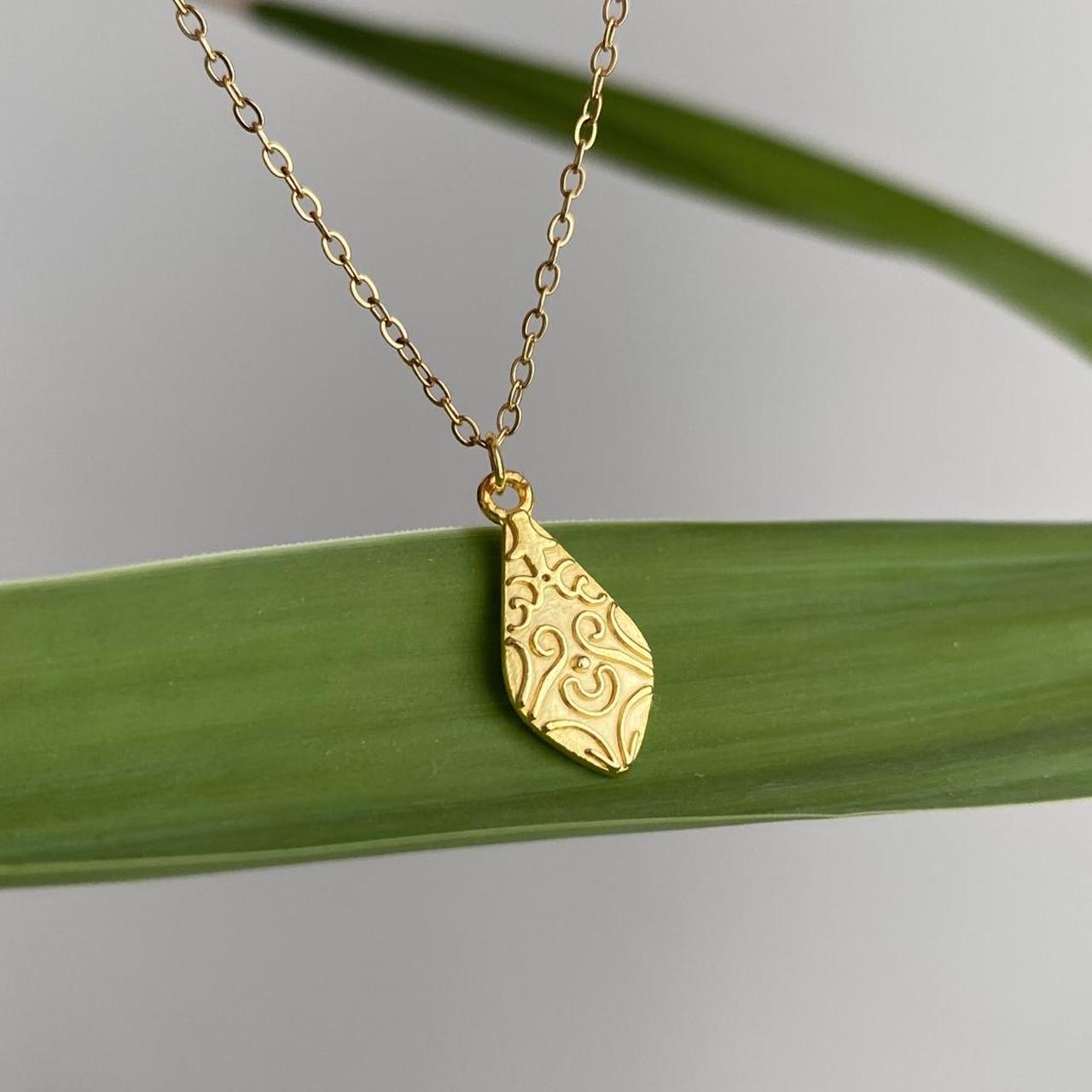 Elegant Swirl Gold Teardrop Pendant Chain Necklace