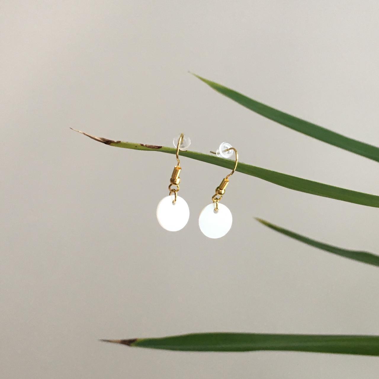 Circle Shimmery Shell Dangle Earrings Hand Made - Image 3
