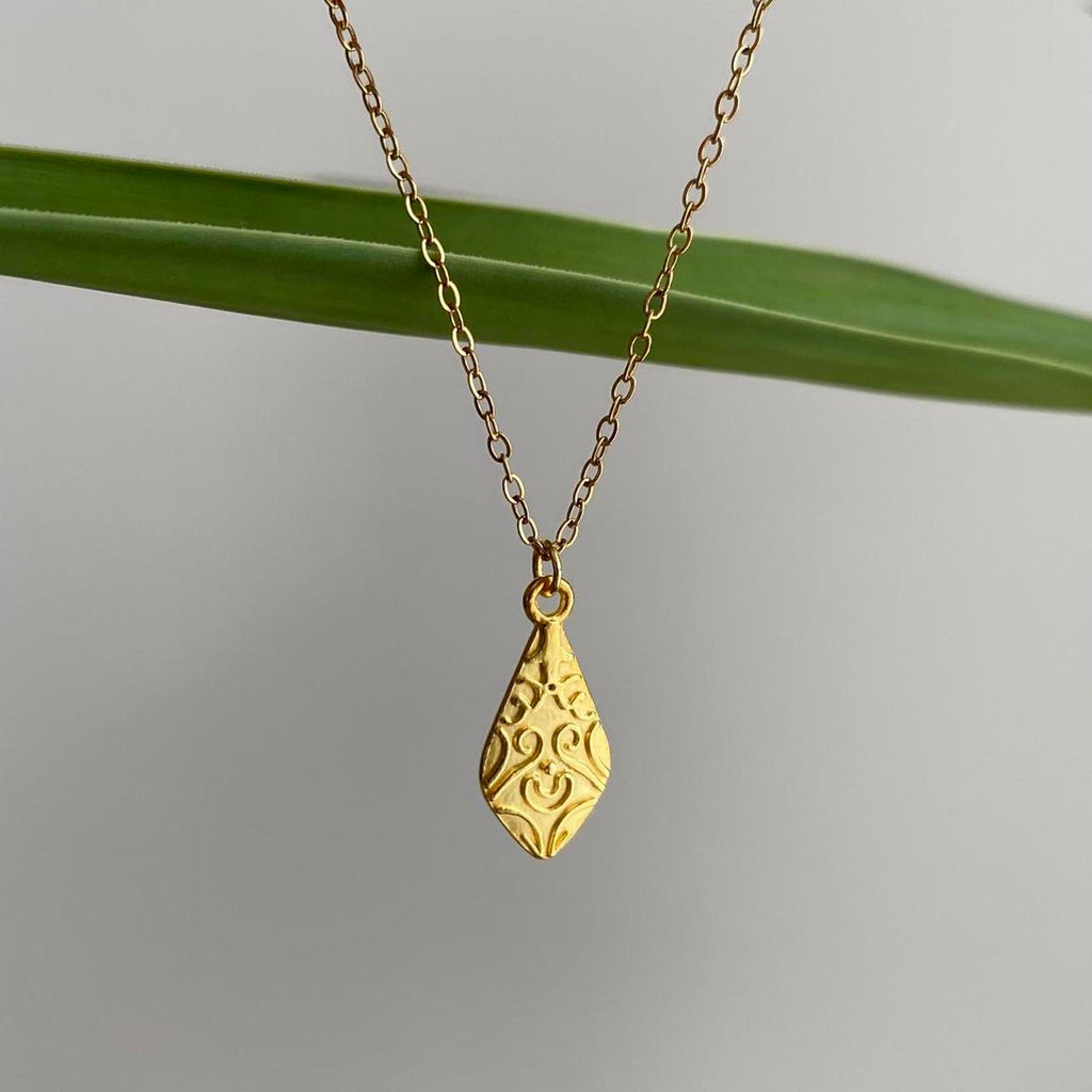Elegant Swirl Gold Teardrop Pendant Chain Necklace - Image 2