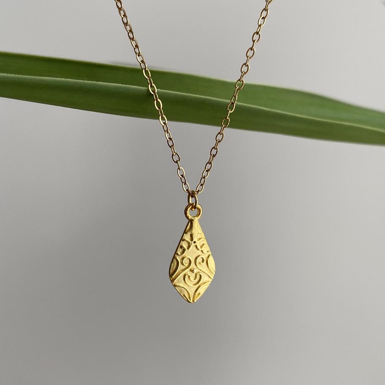 Elegant Swirl Gold Teardrop Pendant Chain Necklace - Image 2