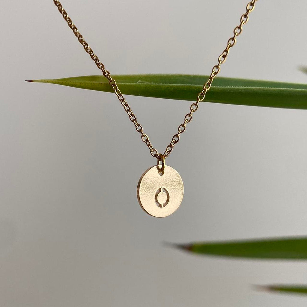 Circle Stamped Gold Letter O Initial Pendant Chain - Image 2