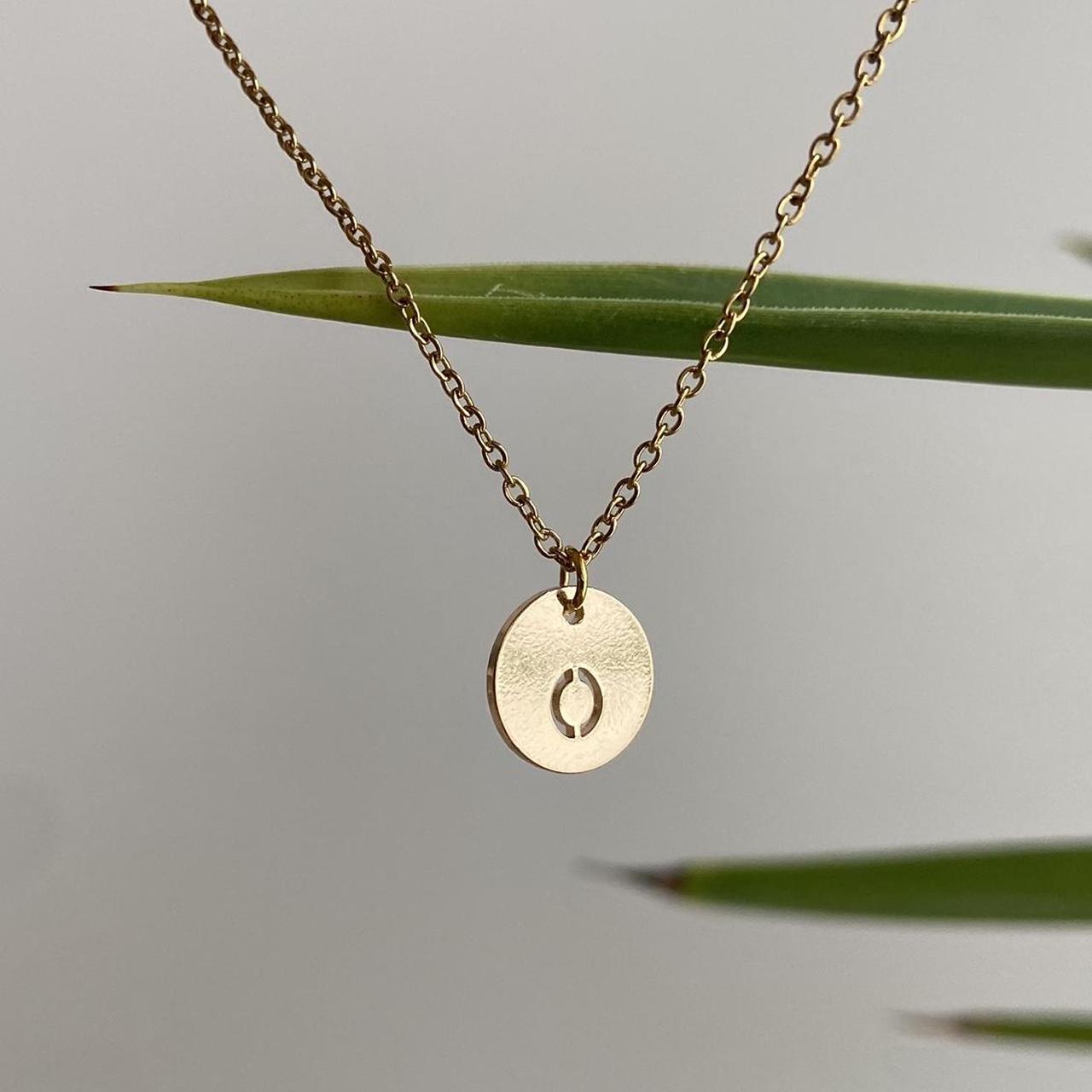 Circle Stamped Gold Letter O Initial Pendant Chain - Image 2