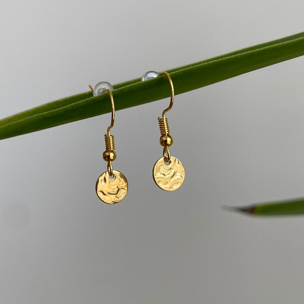 Small Hammered Gold Circle Dangle Earrings 100 - Image 2