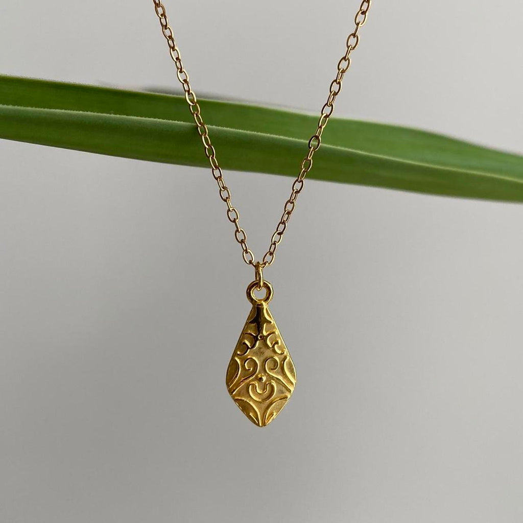 Elegant Swirl Gold Teardrop Pendant Chain Necklace - Image 3