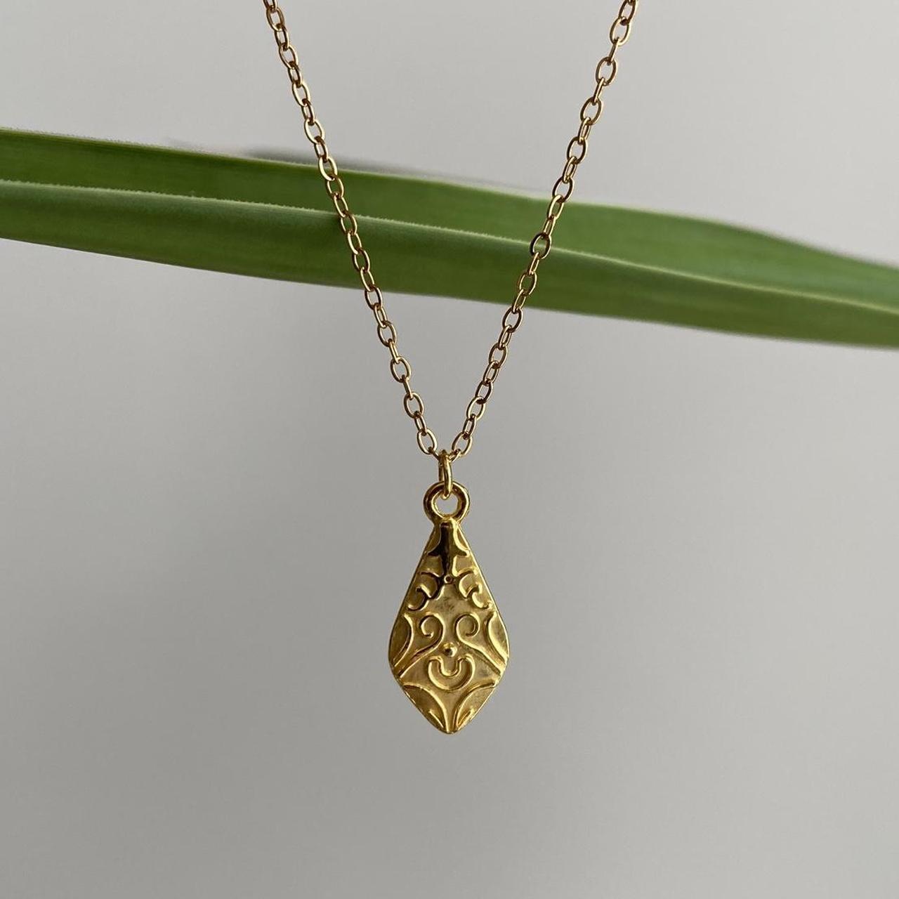 Elegant Swirl Gold Teardrop Pendant Chain Necklace - Image 3