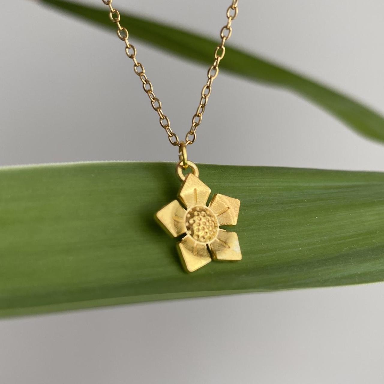 Gold Flower Pendant Chain Necklace 18 Karat Gold