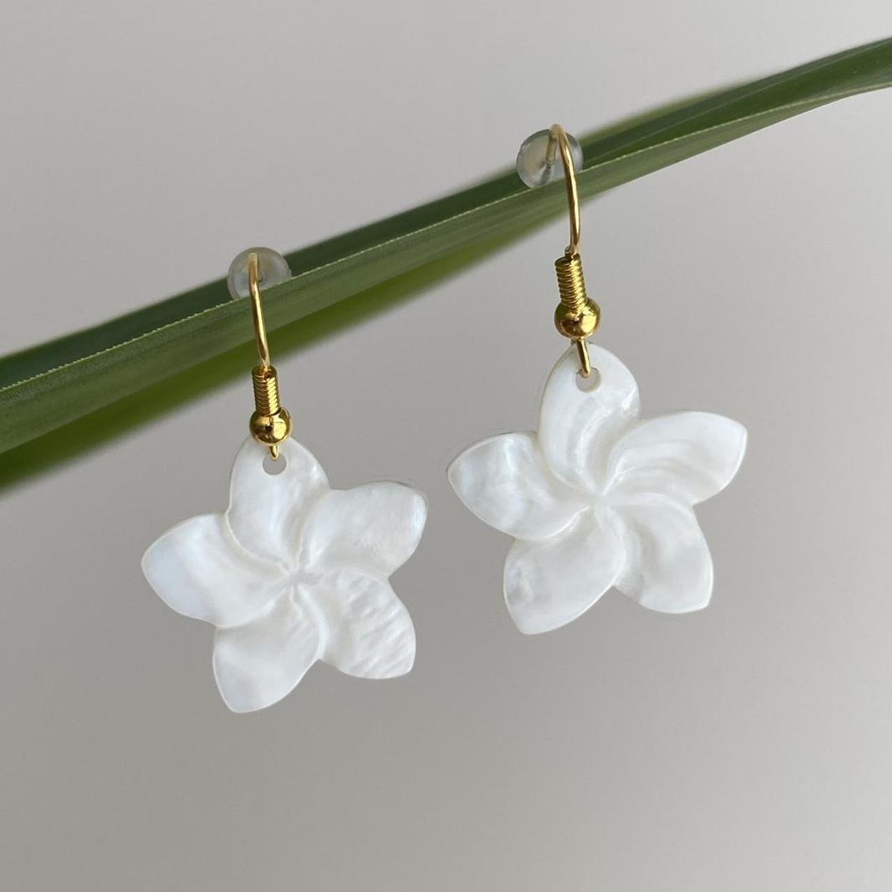 Genuine White Shell Flower Dangle Earrings With Gold