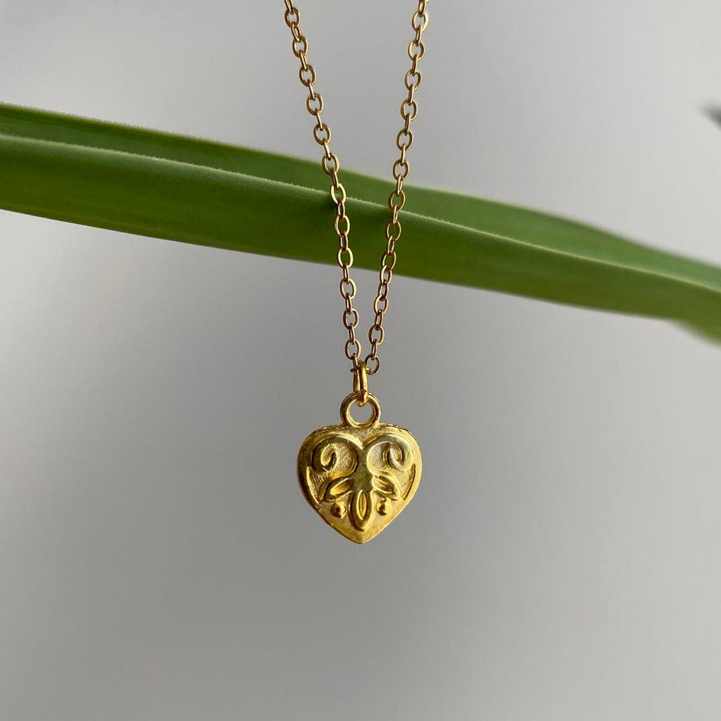 Elegant Gold Leaf Pendant Chain Necklace 18 Karat - Image 2